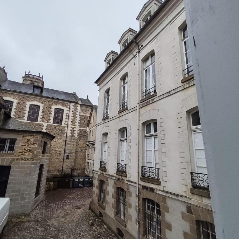 La Suite du Clos Saint Sauveur - 2 Chambres - Centre Historique Cathédrale Saint Pierre - Second Lodge - Two-Bedroom Apartment - 32