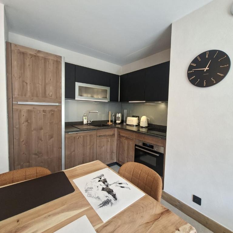 Brand New beautifully decorated 5ppl Apart JOY - Appartamento con 2 Camere da Letto e con Vista Montagna - 8