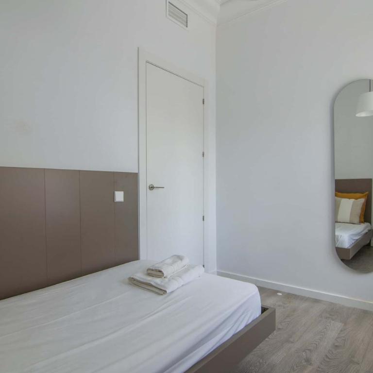 Spacest - Calle del Hospital A - Apartment - 13