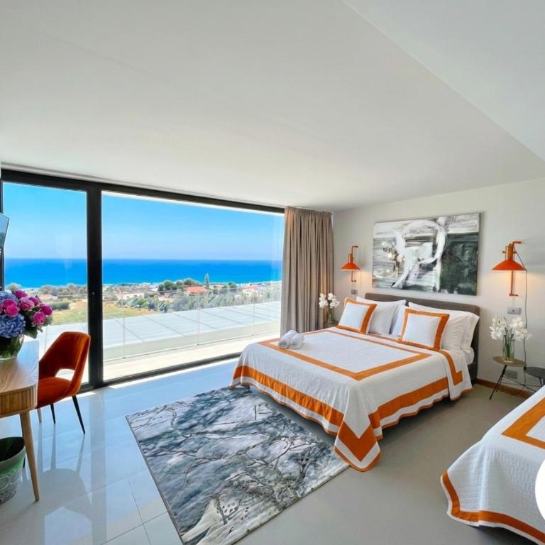 AriaBoutique - Camera Tripla Deluxe con Vista Mare - 2