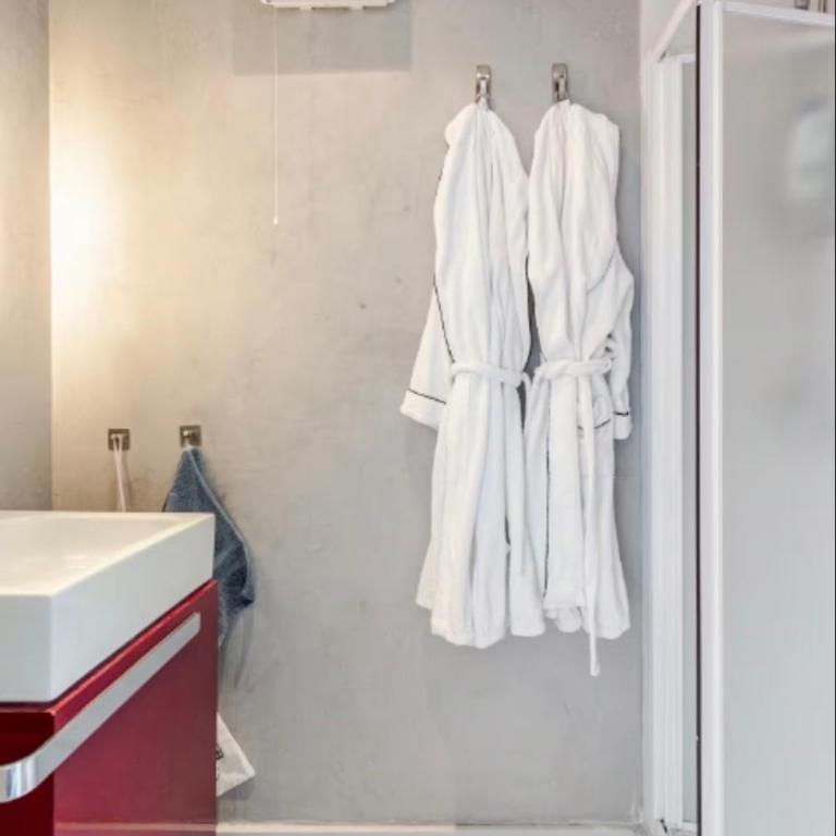 French Riviera Escapade - Steps from the Beach - Appartement avec Vue et Balcon - 10