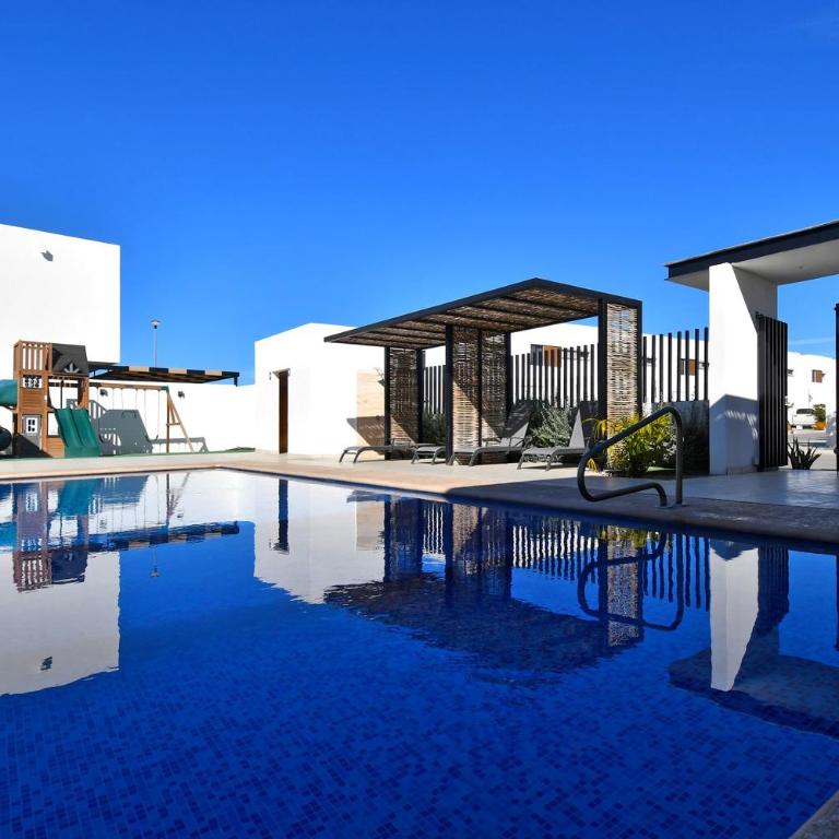 Luxury Family Communal Pool Terraces City Views - Family Room - 16