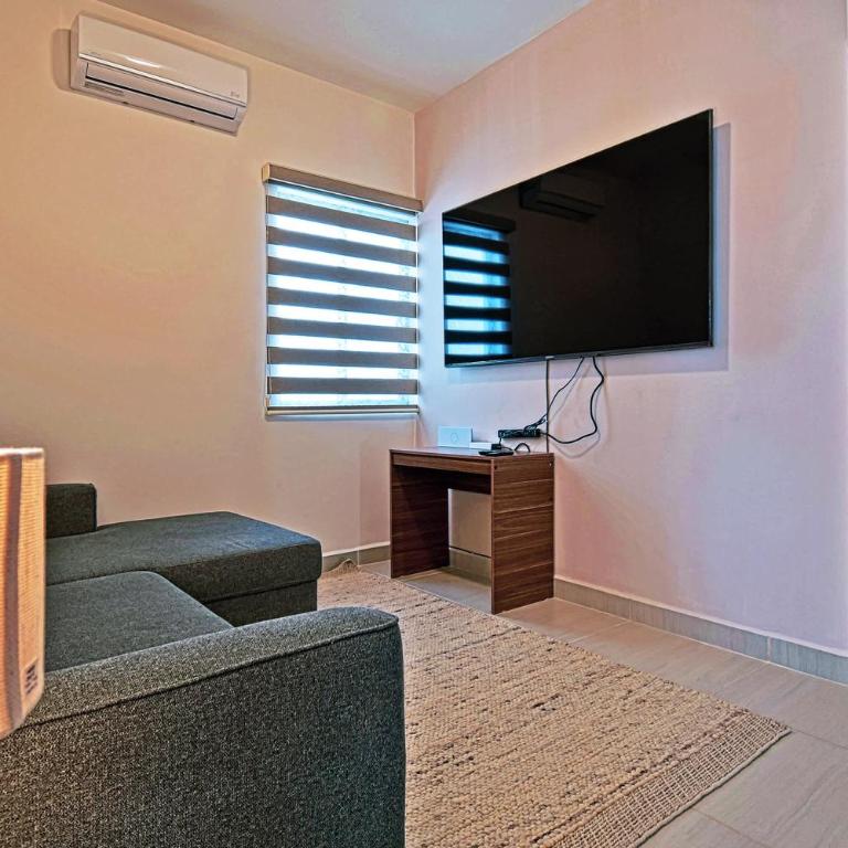 Luxury Family Communal Pool Terraces City Views - Family Room - 32
