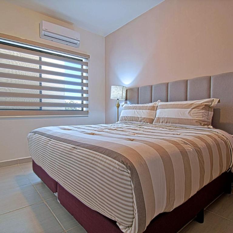 Luxury Family Communal Pool Terraces City Views - Family Room - 35