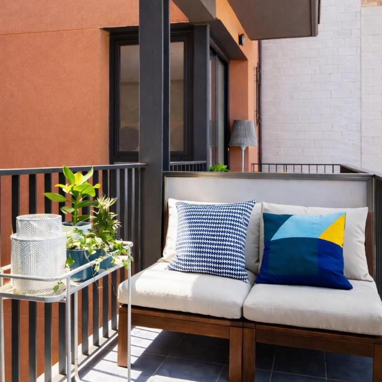 Barcelona Mediterranean Apartments - Two-Bedroom Apartment with Balcony - 11