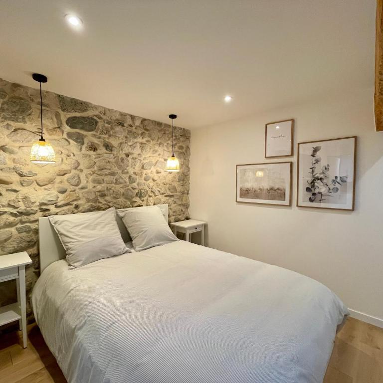 Granier - Authentique 3 pièces au Charme Unique - Appartement 1 Chambre - 24