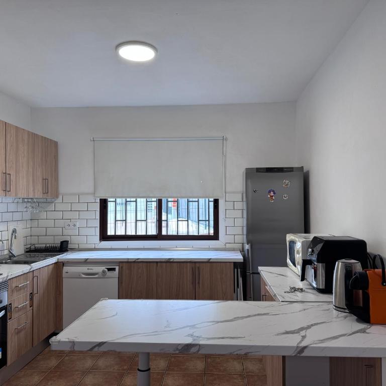 Family 3BR Townhouse Pool Terrace South Tenerife - Apartamento de 3 dormitorios con balcón - 3