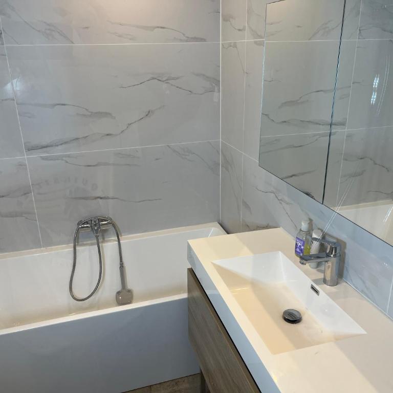 Appart Ethan PROCHE DU CENTRE AVEC PARKING ET JARDIN - One-Bedroom Apartment - 9