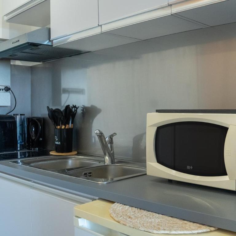 Studio Vue Mer - Terrasse Privée - Piscine - Entre Nice et Cannes - Apartment mit 1 Schlafzimmer - 13