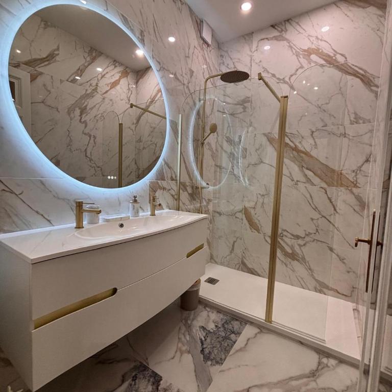 Magnifique Studio Champs Elysees Vue Tour Eiffel et Arc de Triomphe - Appartement 1 Chambre - 6