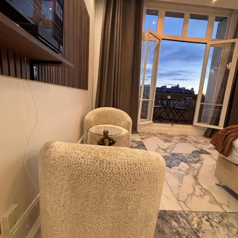 Magnifique Studio Champs Elysees Vue Tour Eiffel et Arc de Triomphe - Appartement 1 Chambre - 8