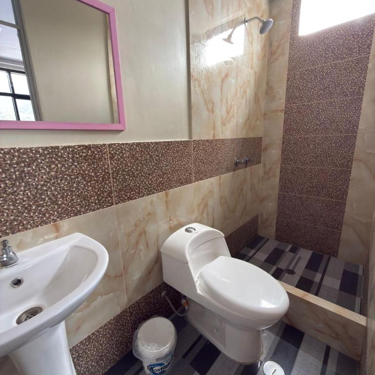 Hospedaje Turístico y piscina Real Madrid - Habitación Doble con baño privado - 3