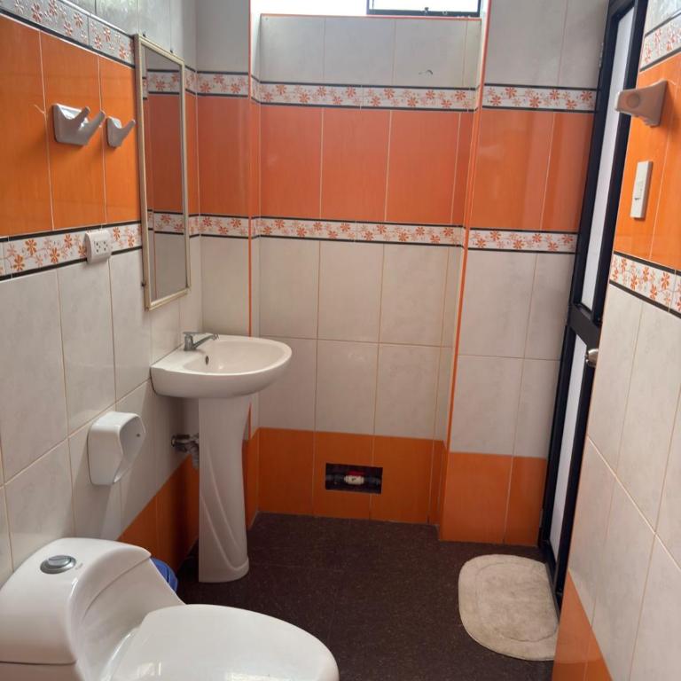 Hospedaje Turístico y piscina Real Madrid - Habitación Triple con baño privado - 4