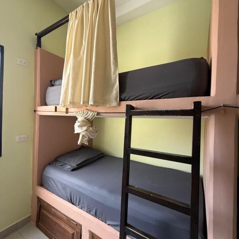 Distrito Hostel - Cama en habitación compartida mixta de 8 camas - 10