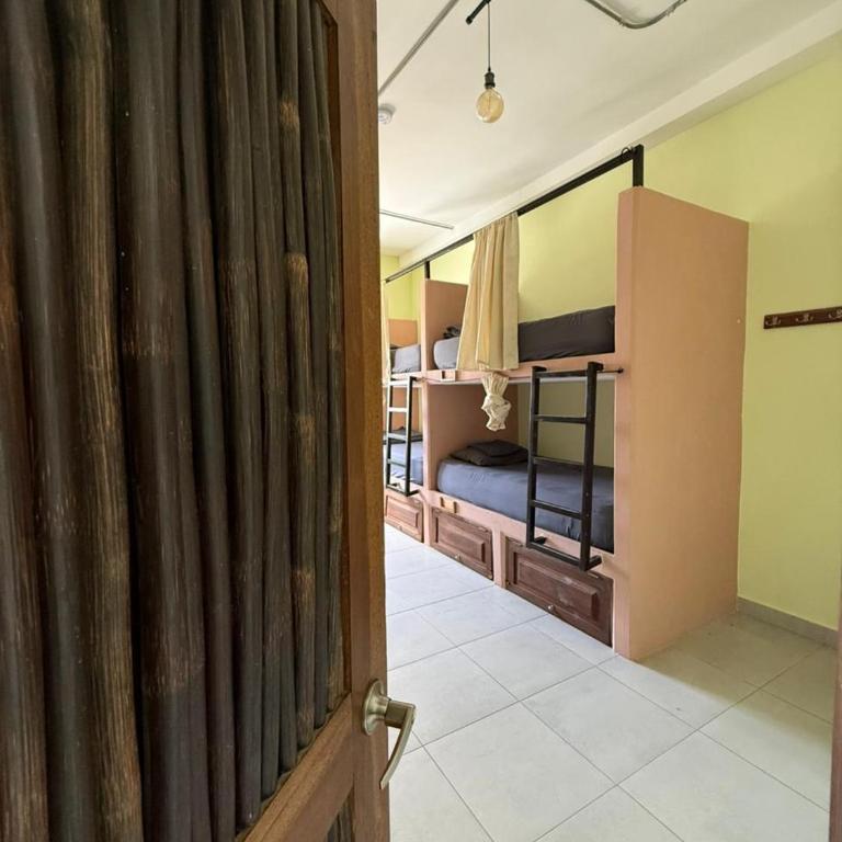 Distrito Hostel - Cama en habitación compartida mixta de 8 camas - 11