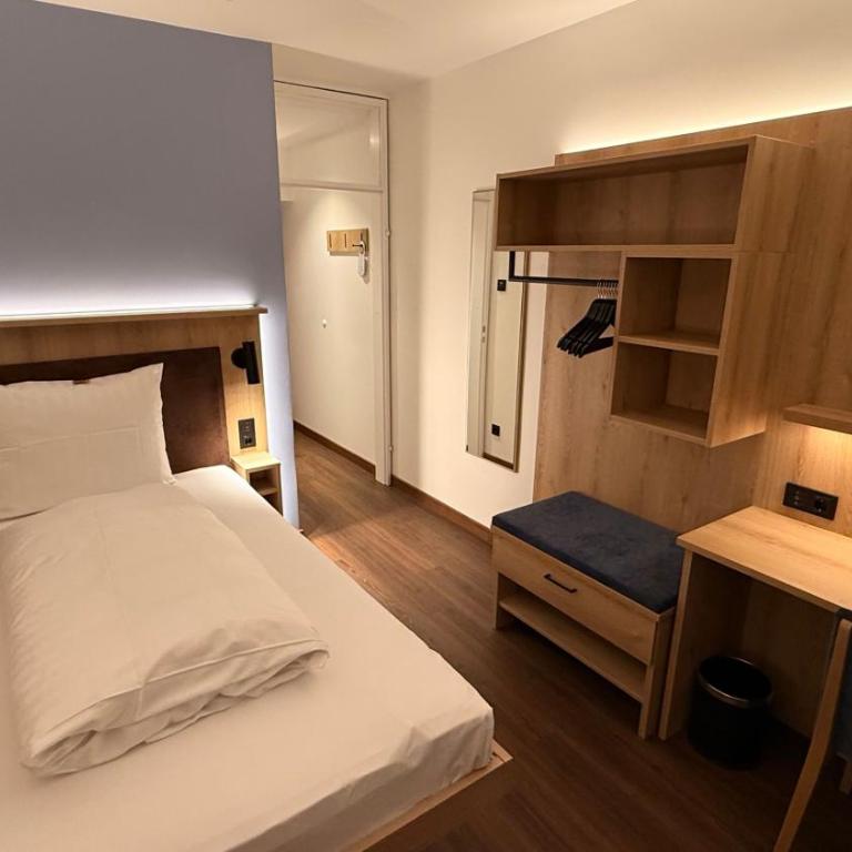 Hotel Antares München - Budget Zimmer mit kleinem Queensize-Bett - 3