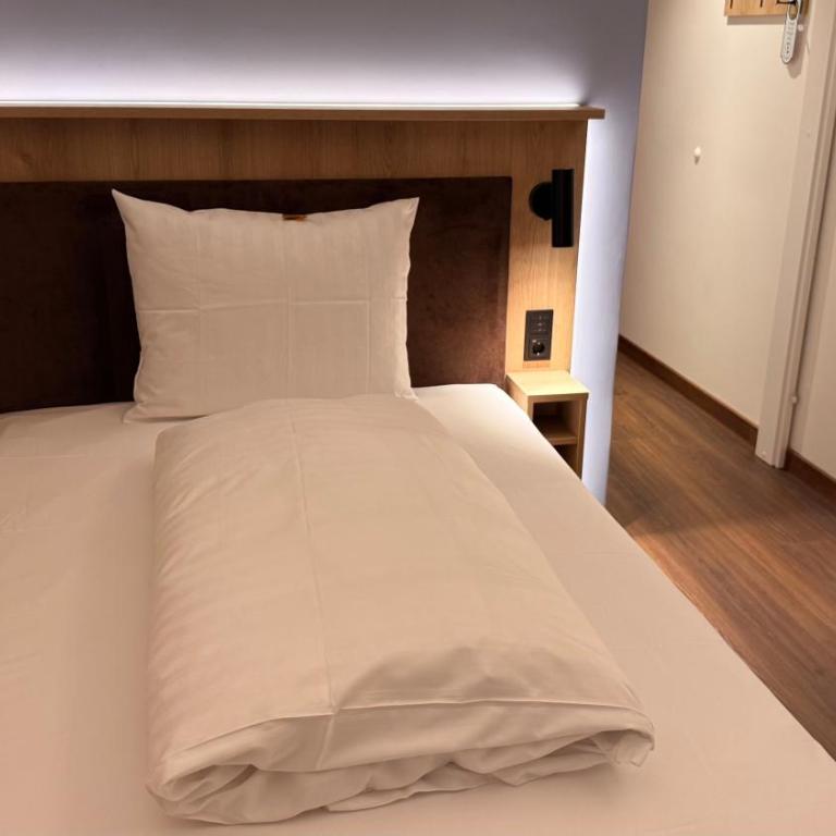 Hotel Antares München - Budget Zimmer mit kleinem Queensize-Bett - 2