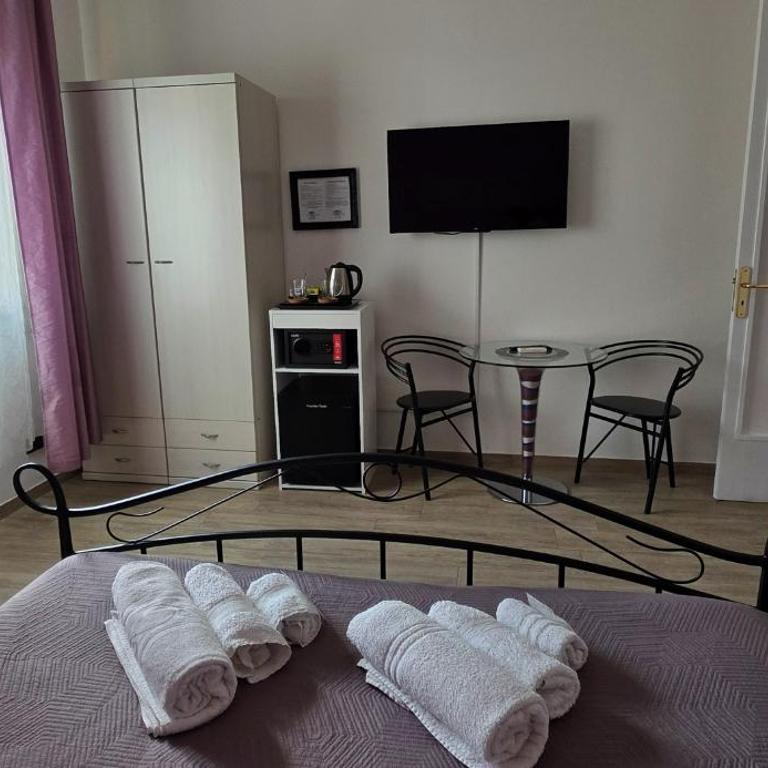 Hostel Josef - Camera Matrimoniale con Bagno Privato - 2