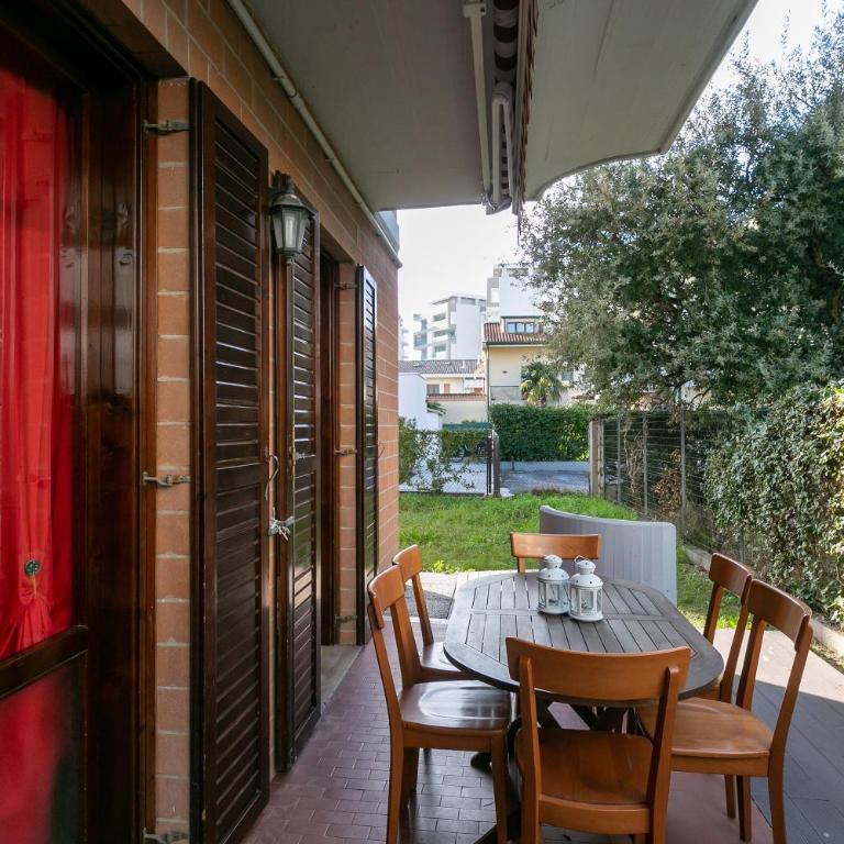 Condominio La Villa - Appartamento con 2 Camere da Letto e Vista Giardino - 1