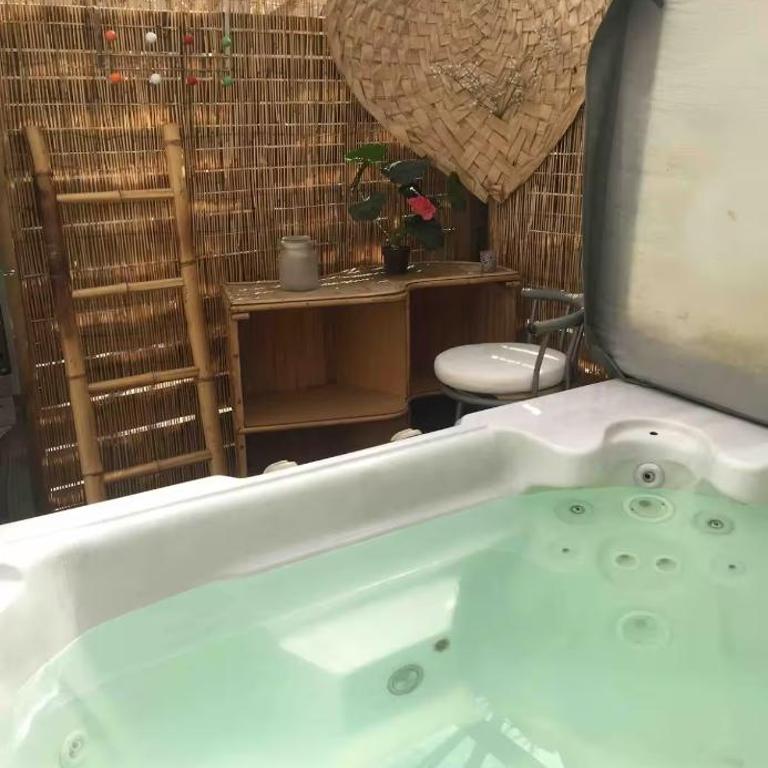 Studio Montana sur agde, avec option jacuzzi à 30e par jour - Appartement 1 Chambre - 4
