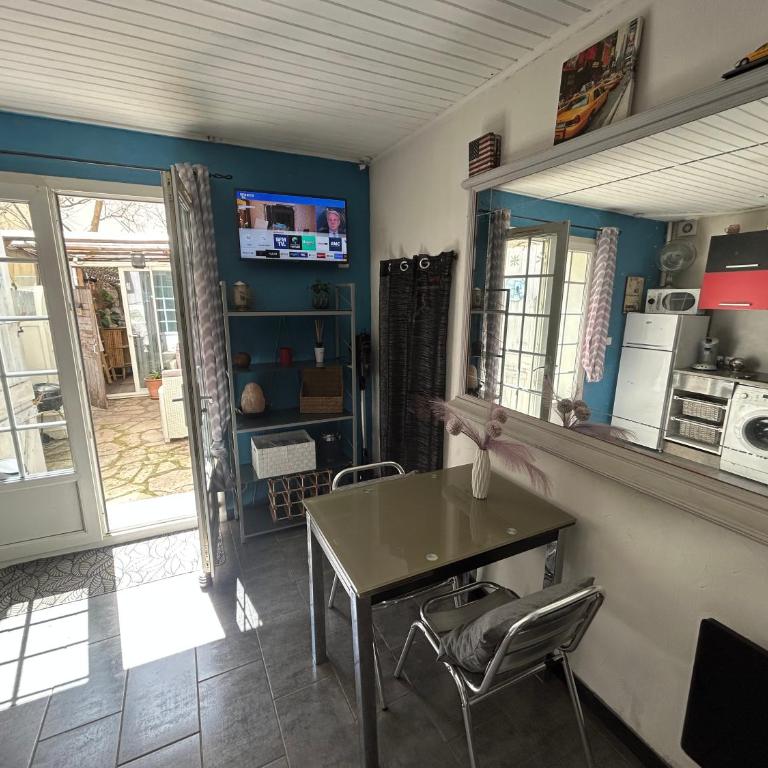 Studio sur agde, avec cour, parking et spa en option à 30e par jour - Appartement 1 Chambre - 4