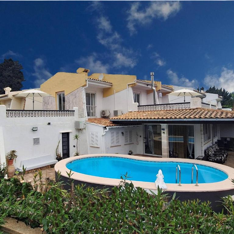 Villa Nevada - Espacioso Chalet con Piscina Privada y Salita de Cine - Casa de 3 dormitorios - 2