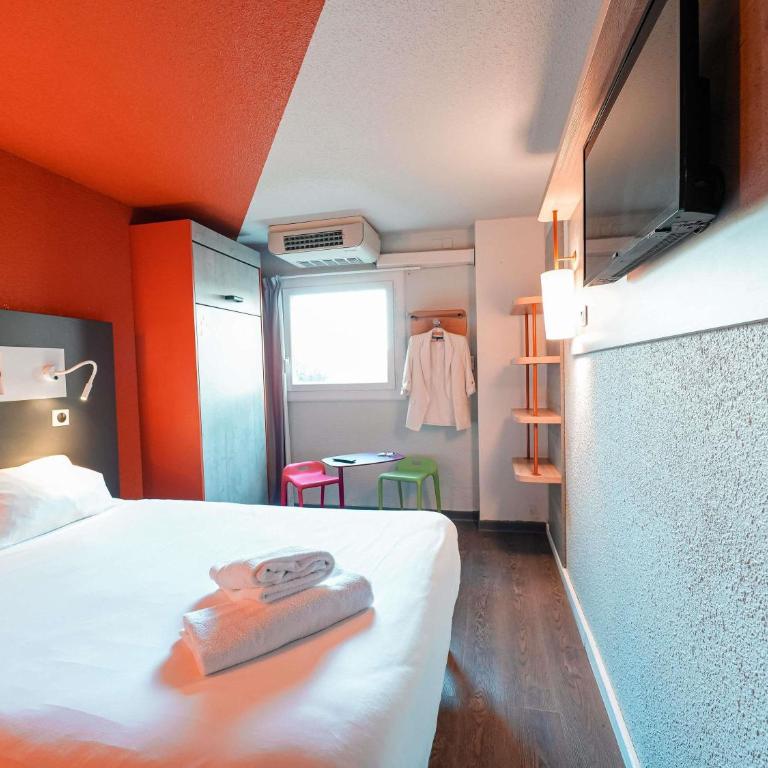 ibis budget Marseille Vieux Port - Chambre Triple avec 1 Lit Double et 1 Lit Simple Pliant - 5