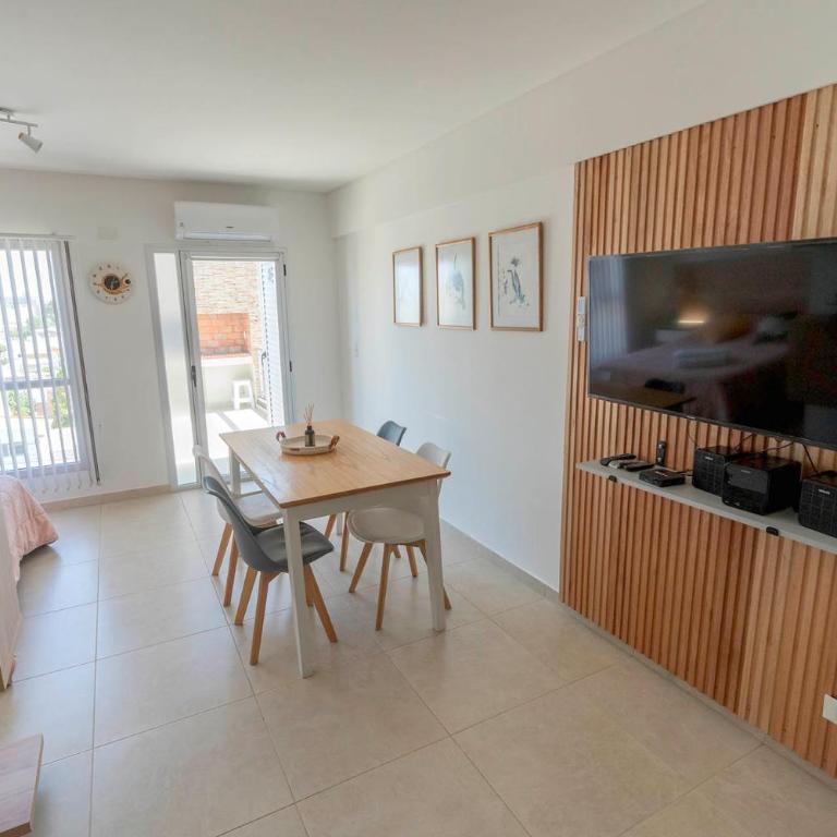Amplio y luminoso estudio con balcón y parrilla en el centro - Apartamento de 1 dormitorio - 1