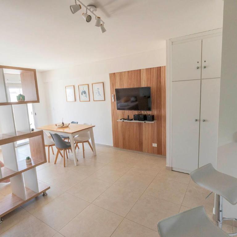 Amplio y luminoso estudio con balcón y parrilla en el centro - Apartamento de 1 dormitorio - 2