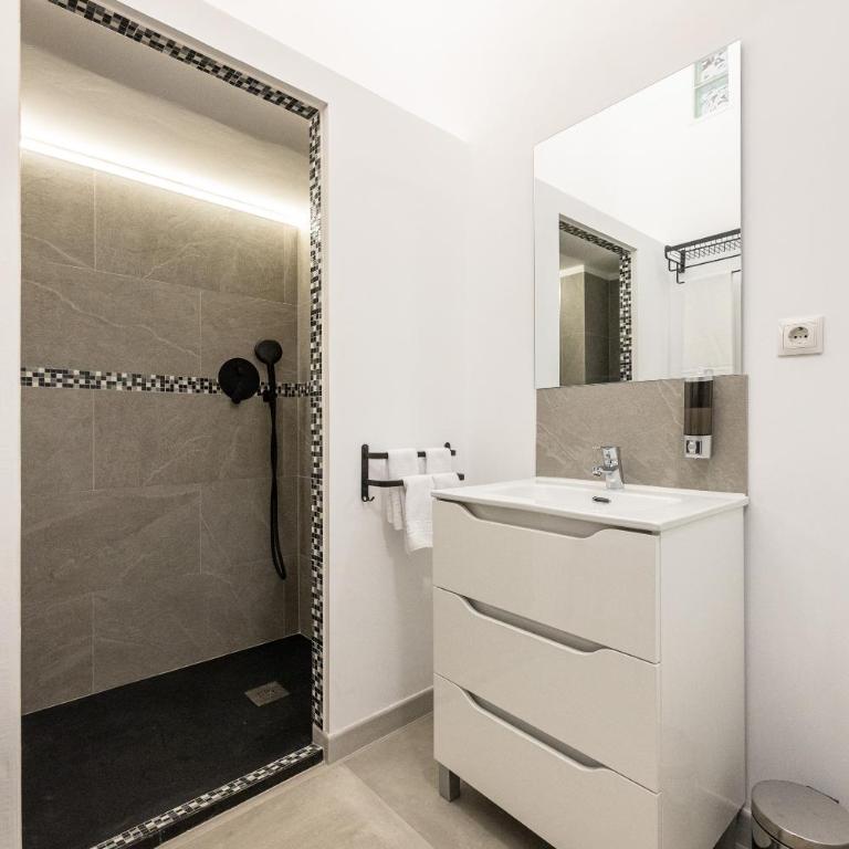 Evalia Rooms - King Room - 33