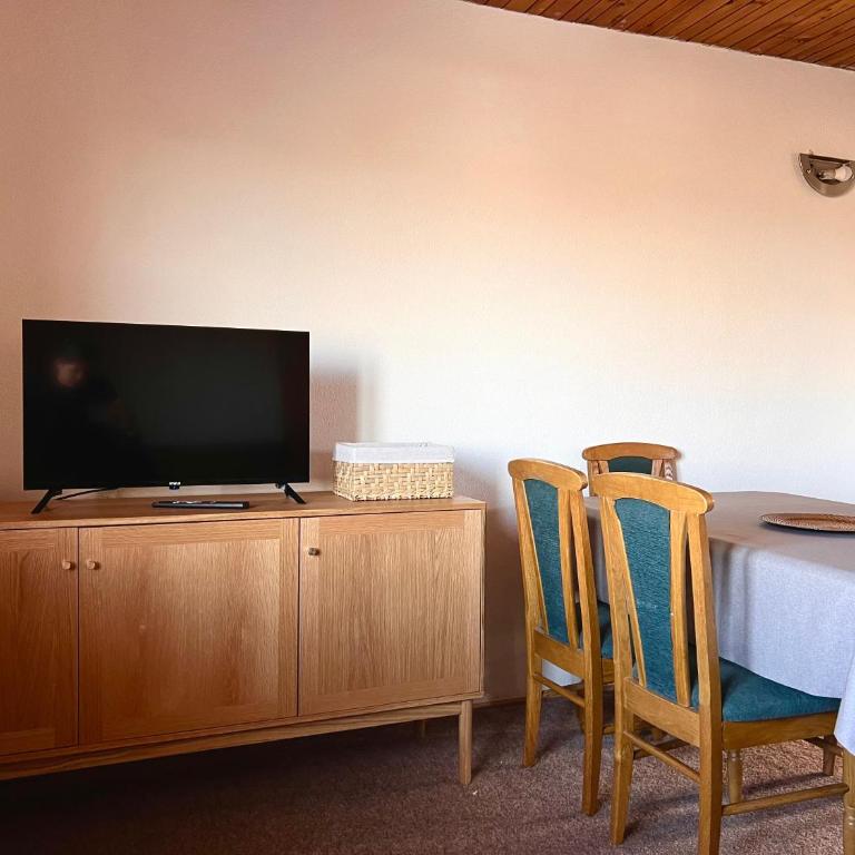 brown bear lodge - Three-Bedroom House - 2