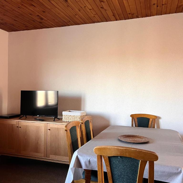 brown bear lodge - Three-Bedroom House - 3