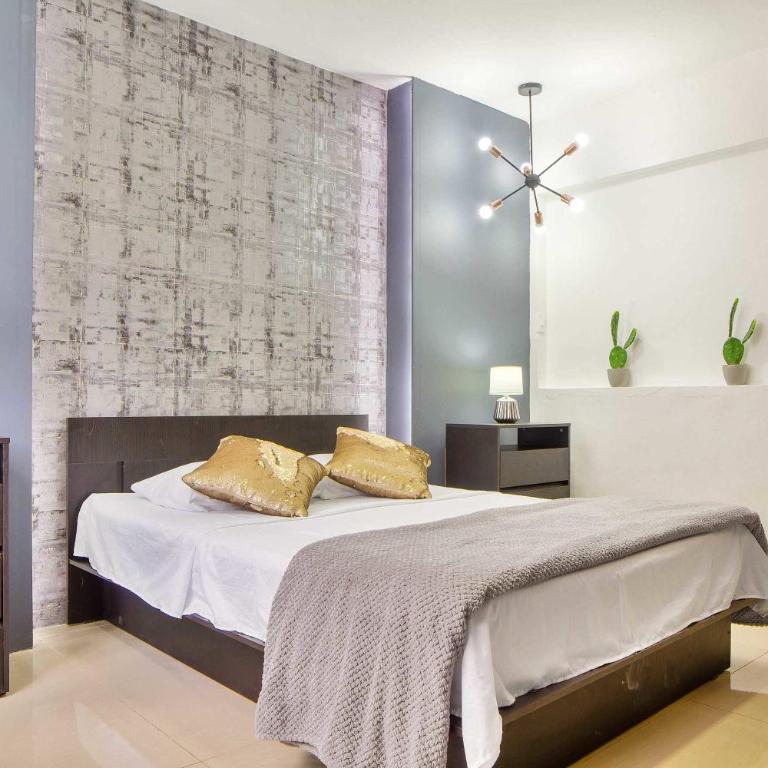 5 bedroom, with Arcade machine and foosball, 1 block from Lleras park P3 - Apartment - 11