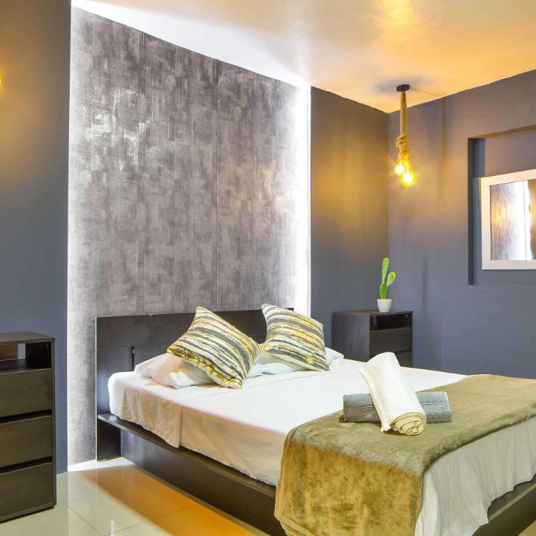 5 bedroom, with Arcade machine and foosball, 1 block from Lleras park P3 - Apartment - 7