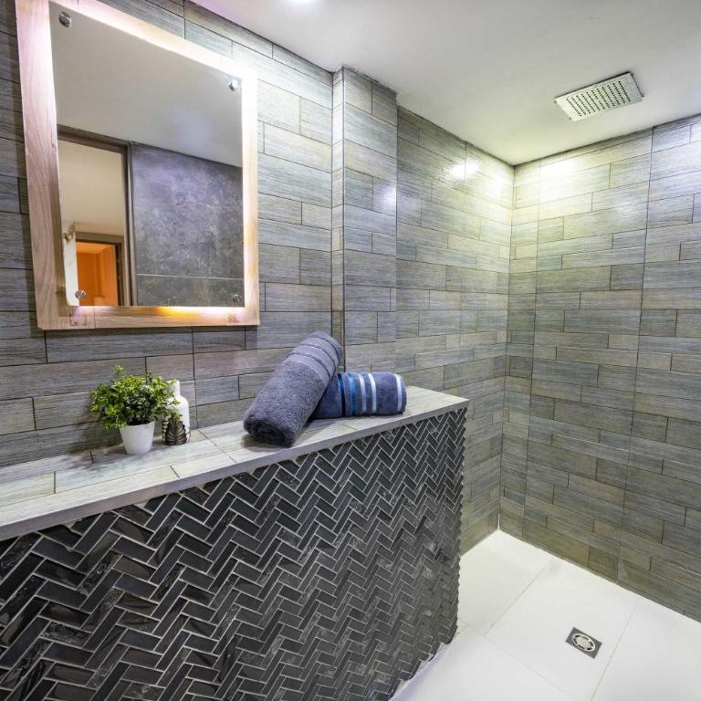 5 bedroom, with Arcade machine and foosball, 1 block from Lleras park P3 - Apartment - 18