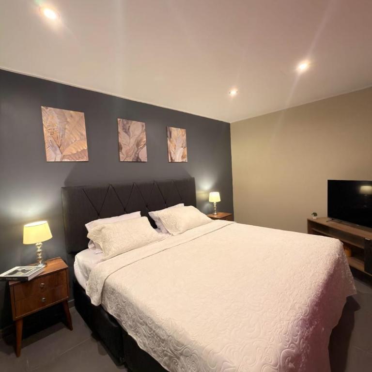 Huacachina House King Bed Room with Air Conditioning - Two-Bedroom Apartment - 1