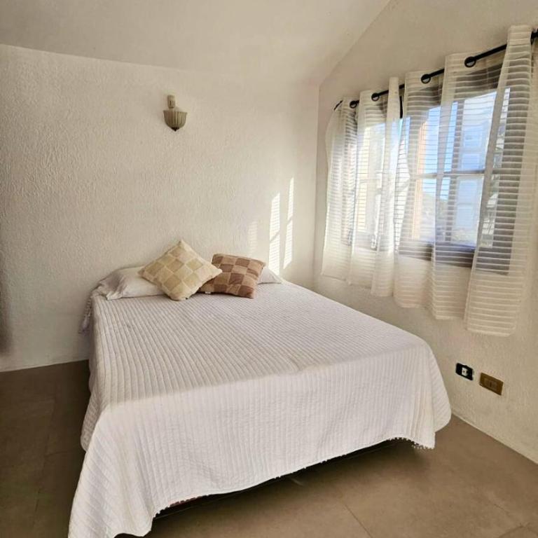 Casa a 1 cuadra de Playa Mansa Piscina y BBQ - Three-Bedroom House - 11