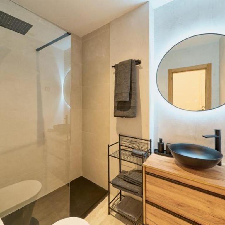 Heart of Malaga Rooftop Pool with Private Parking - Apartamento de 1 dormitorio - 3