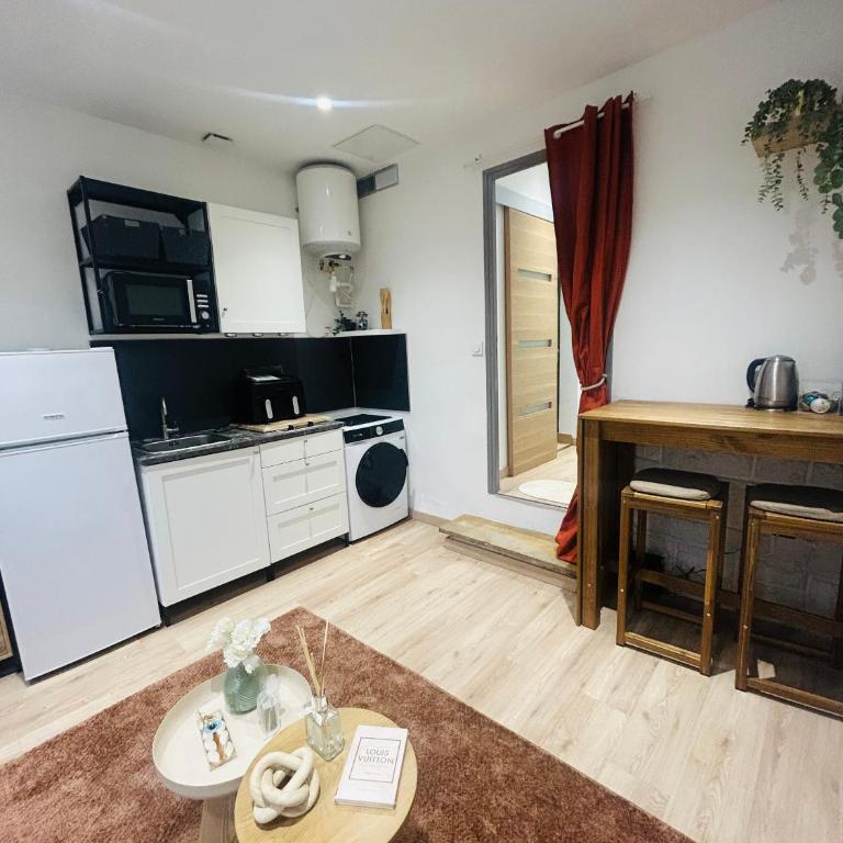 Appartement TYPIQUE ESTAQUE 5 mn port et gare Estaque - Chambre Double avec Salle de Bains Privative - 3