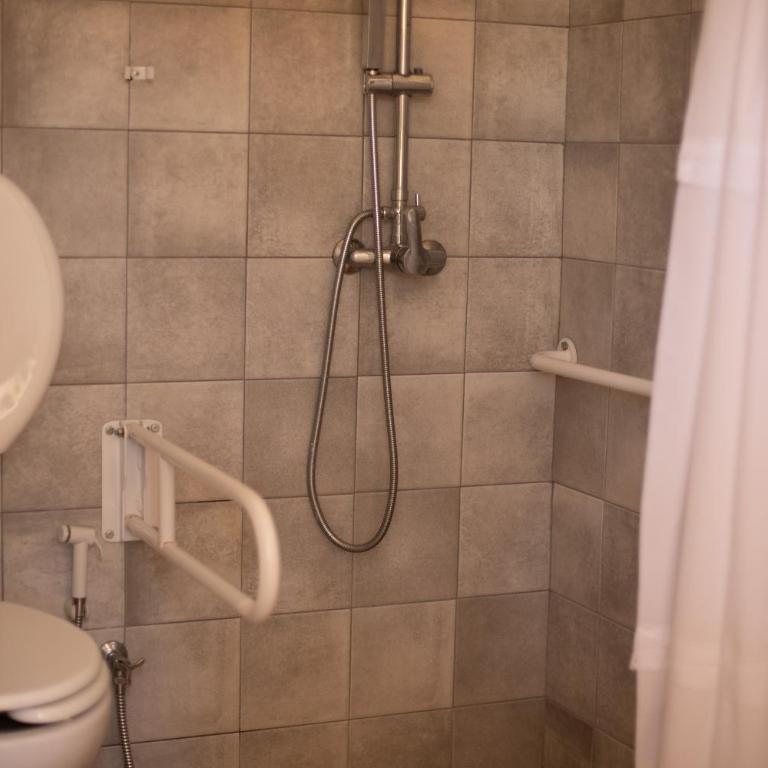 Diez Pinos - Habitación adaptada para personas con movilidad reducida - Cama grande - 3