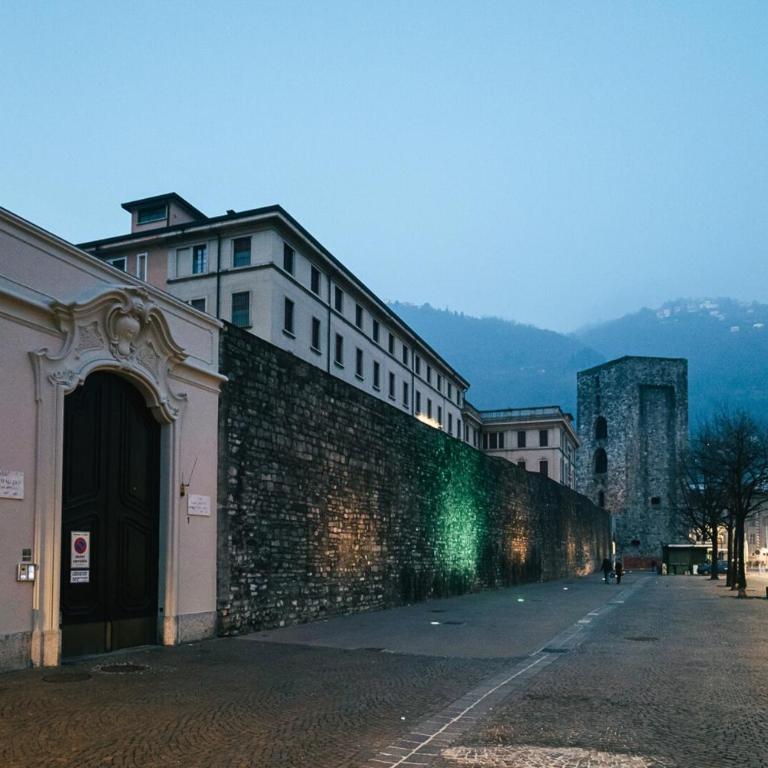 Haven Loft Como - Private Spa, Parking & Jacuzzi - Appartamento Deluxe con 2 Camere da Letto - 60