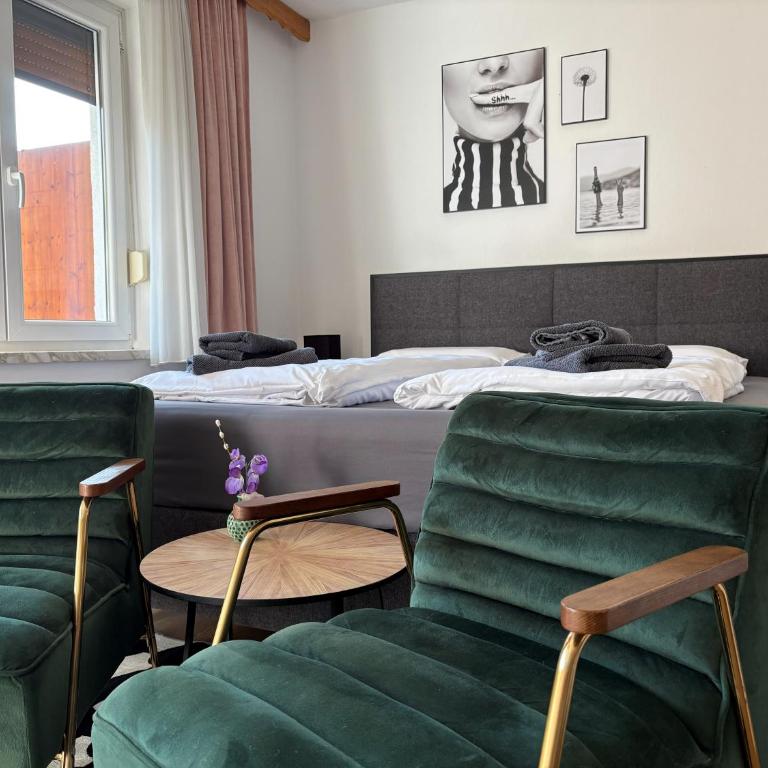 Pension Kitty - Comfort Doppelzimmer mit Balkon und Gartenblick - 9