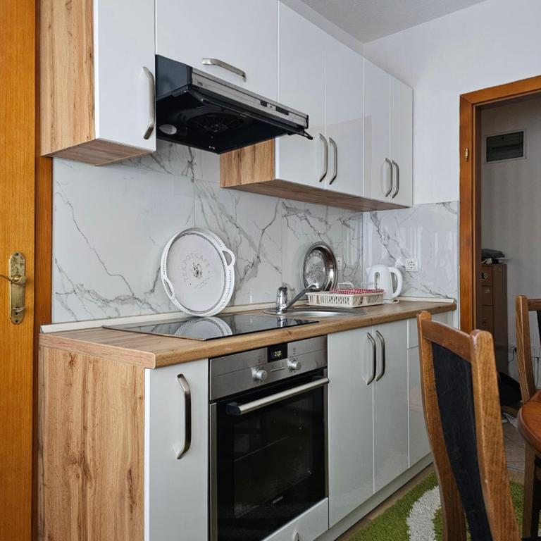 Apartman Iman1 - Three-Bedroom Apartment with Balcony - 10