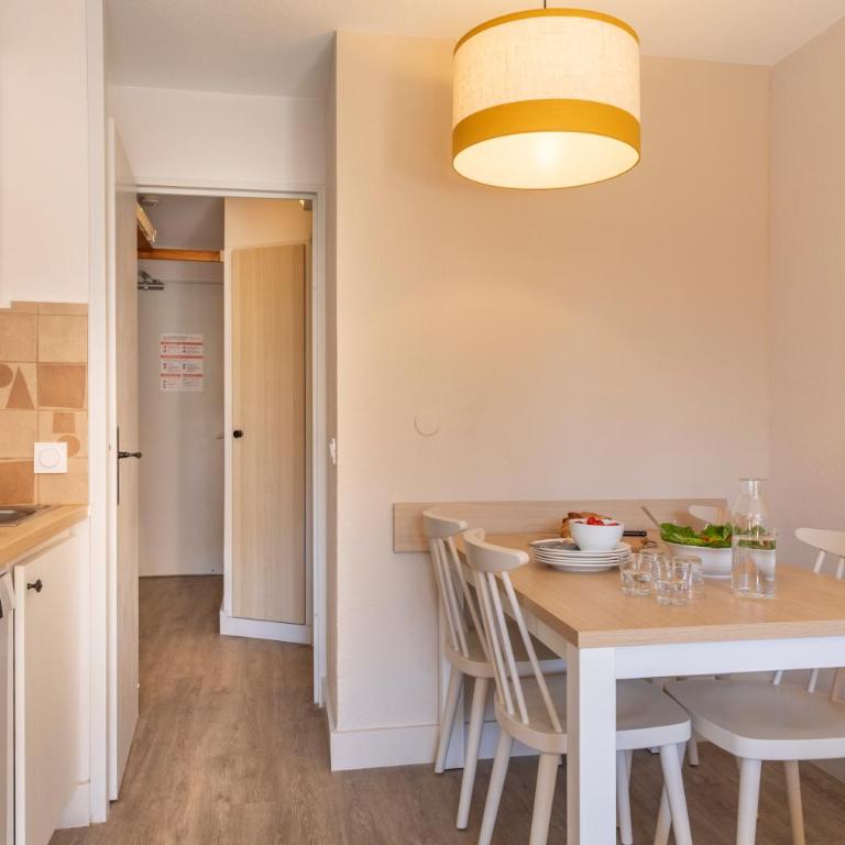Résidence Pierre & Vacances La Pinède - Studio Supérieur avec Coin Nuit dans Alcôve, Climatisation et Terrasse ou Balcon (4 Personnes) - Vue sur Jardin - 4