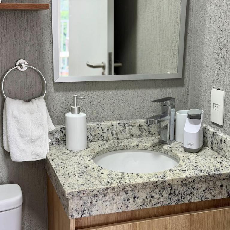 Dpto nuevo con piscina a 5 min del aeropuerto - Two-Bedroom Apartment - 48
