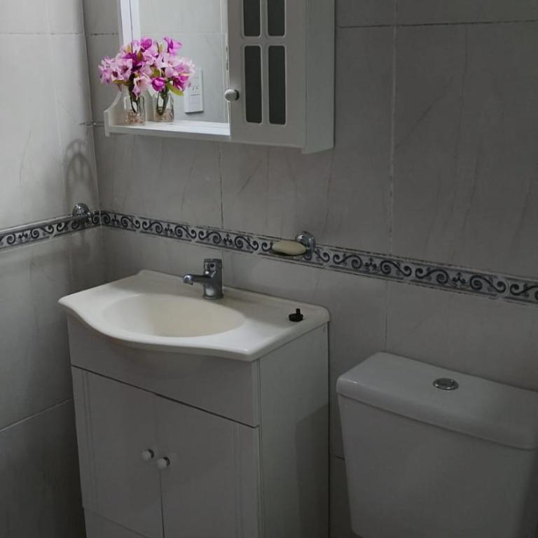 Casa amplia, cuenta con 3 dormitorios, garage y quincho - Casa de 3 dormitorios - 4