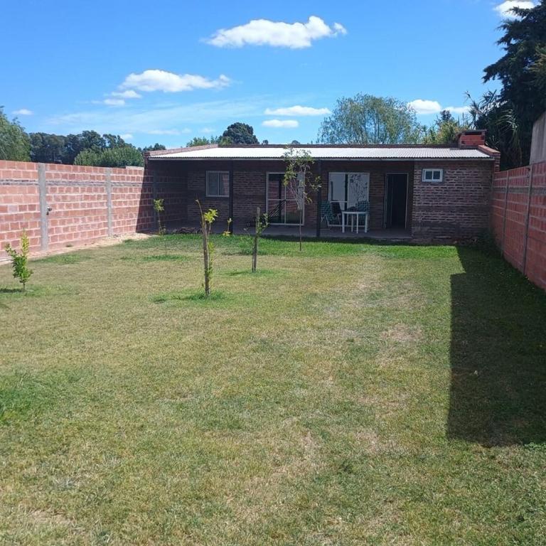 Casa amplia, cuenta con 3 dormitorios, garage y quincho - Casa de 3 dormitorios - 6