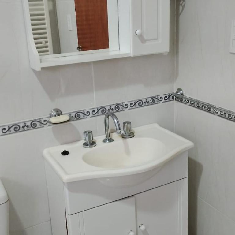 Casa amplia, cuenta con 3 dormitorios, garage y quincho - Casa de 3 dormitorios - 7