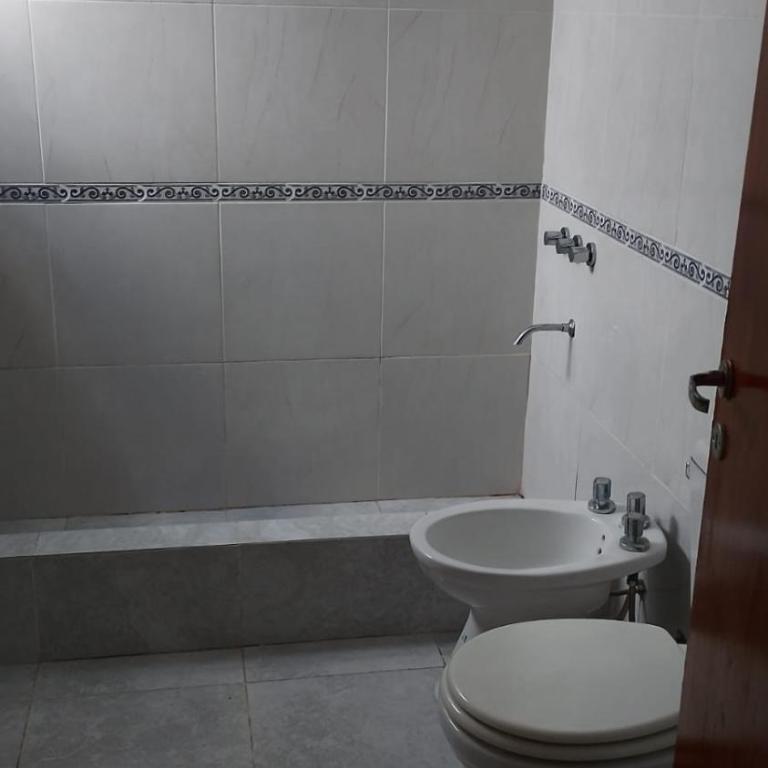 Casa amplia, cuenta con 3 dormitorios, garage y quincho - Casa de 3 dormitorios - 10