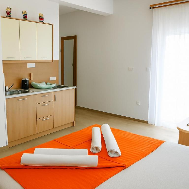 Wendy - Studio with Balcony - 9